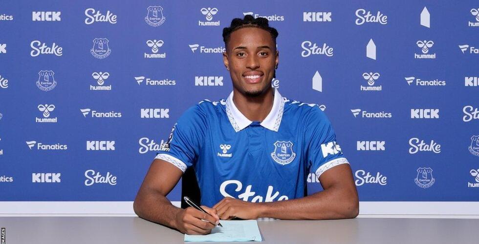 PL : Youssef Chermiti placé sur la liste de départs par Everton