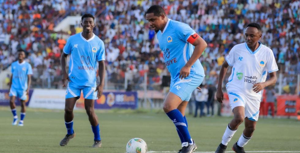 Eto’o, Adebayor et Okocha enchantent Mogadiscio ! (Vidéo)