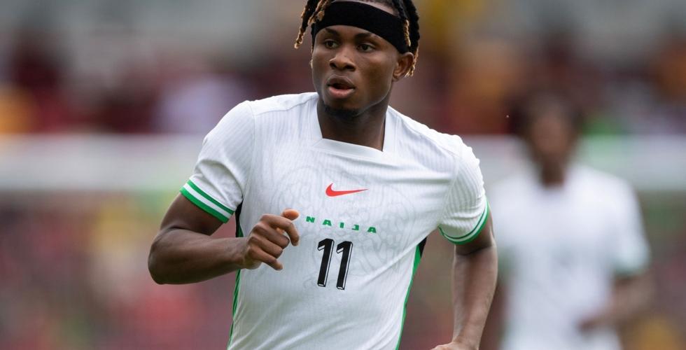 Regardez : Samuel Chukwueze impressionne les habitants de son village avec son nouveau manoir !