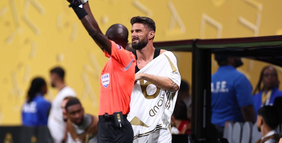 (فيديو) جيرو ينسى القميص في مواجهة كأس العالم للأندية ضد تشيلسي
