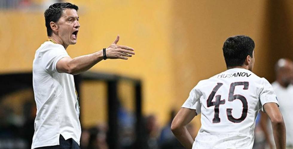 L'entraîneur d'Al Ain Ivic réagit après la lourde défaite face à Man City en Coupe du monde des club