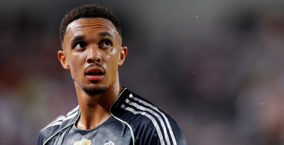 Trent Alexander-Arnold salue deux de ses coéquipiers après la victoire 3-0 contre Salzbourg