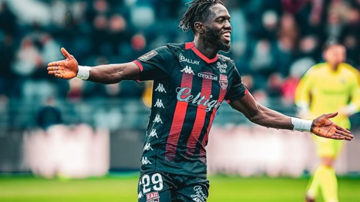 Junior Mendes file au Portugal