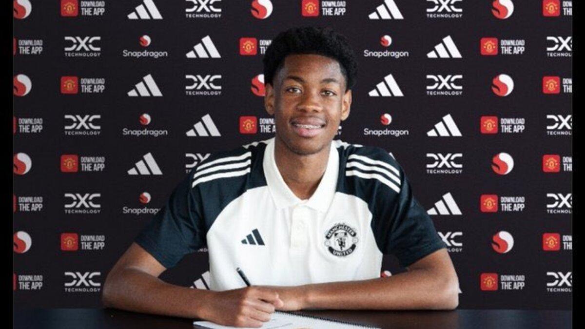 Manchester United : Enzo Kana-Biyik signe et part en prêt