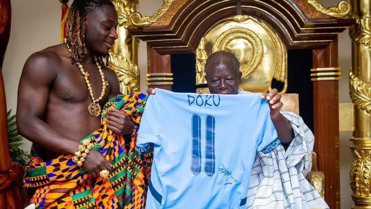Jérémy Doku rencontre le roi du palais Manhyia au Ghana