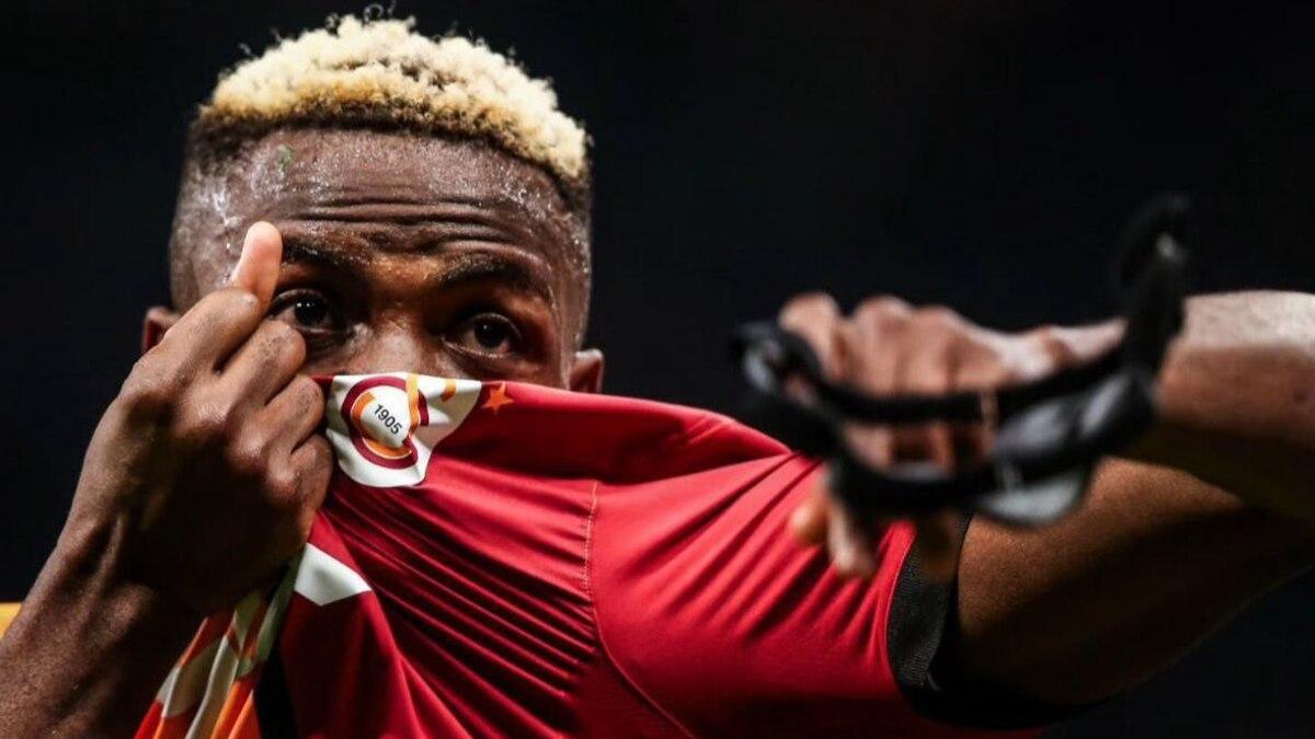 Mercato : Victor Osimhen pose avec le maillot de Galatasaray