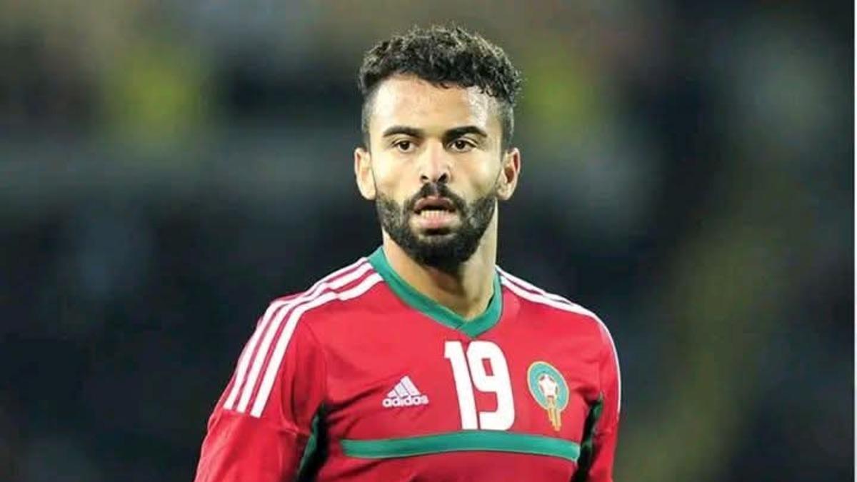 مهدي برحمة يوقع عقداً جديداً مع نادي الرجاء الرياضي: ما التفاصيل؟