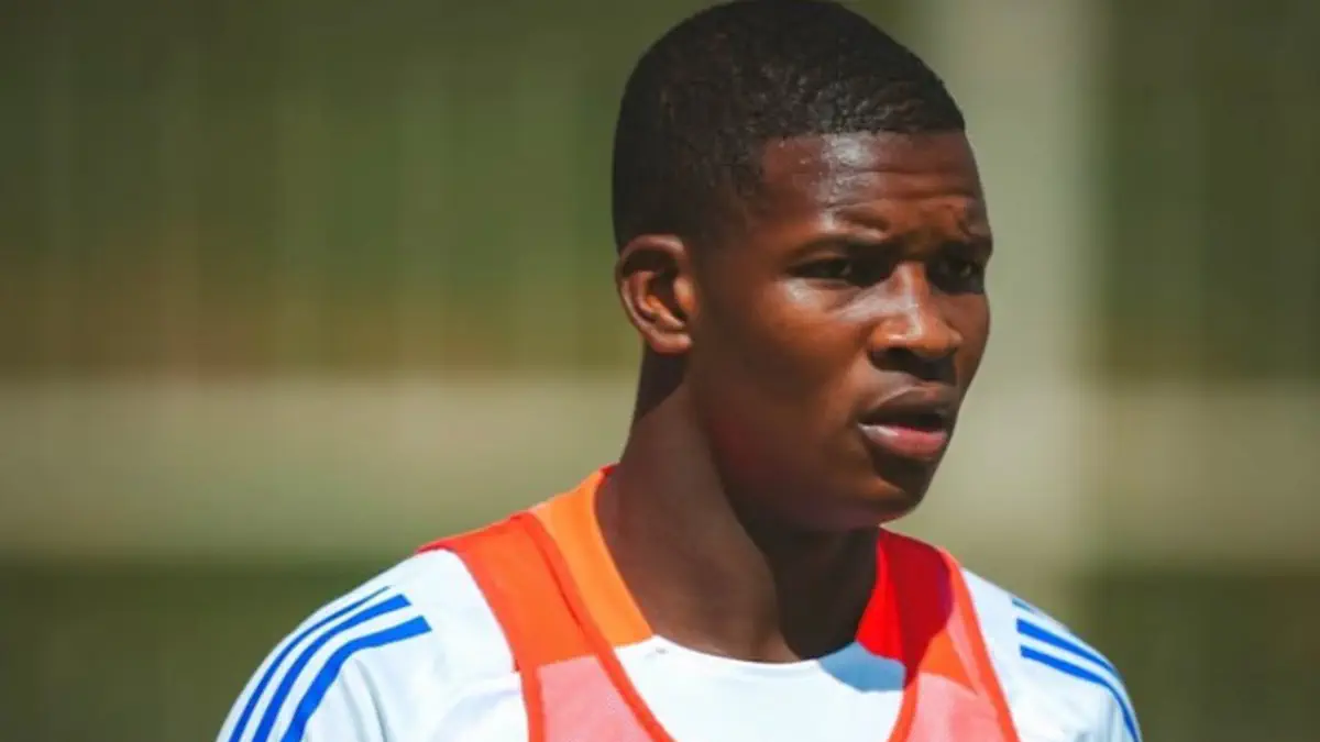 Former Orlando Pirates coach defends Mbekezeli Mbokazi over age cheating case! - Foot Africa