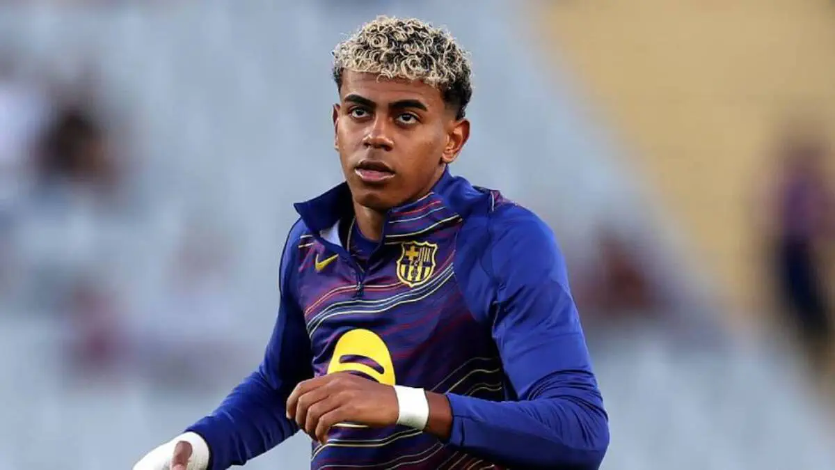 لامين يامال يصنع التاريخ في دوري أبطال أوروبا مع برشلونة بعمر 18 عامًا فقط