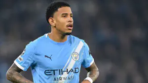 (فيديو) سافينيو يتورط في احتكاك مع الحكم المساعد خلال فوز مانشستر سيتي 4-1 على دورتموند