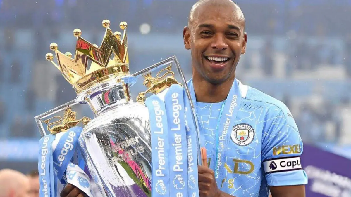 قائد مانشستر سيتي الإنكليزي السابق، البرازيلي فيرناندينيو. (وكالات)