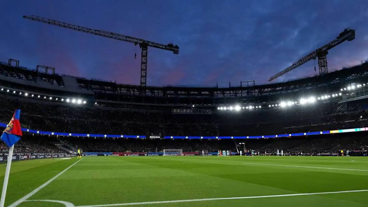 (Photo) The woman behind the wonderkid steals hearts at Camp Nou - Foot ...