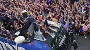 Vapes, bananes et drapeaux : Les moments les plus fous de la parade du titre du Barça en Liga