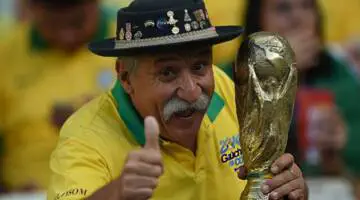 L’histoire bouleversante derrière le plus grand superfan de la Coupe du monde