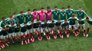 حذاء كأس العالم 2026 الوردي: لماذا يرتدي لاعبو كرة القدم أحذية نيون وردية؟