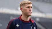 Manchester United s'intéresse vivement à la star de Newcastle, Lewis Hall !