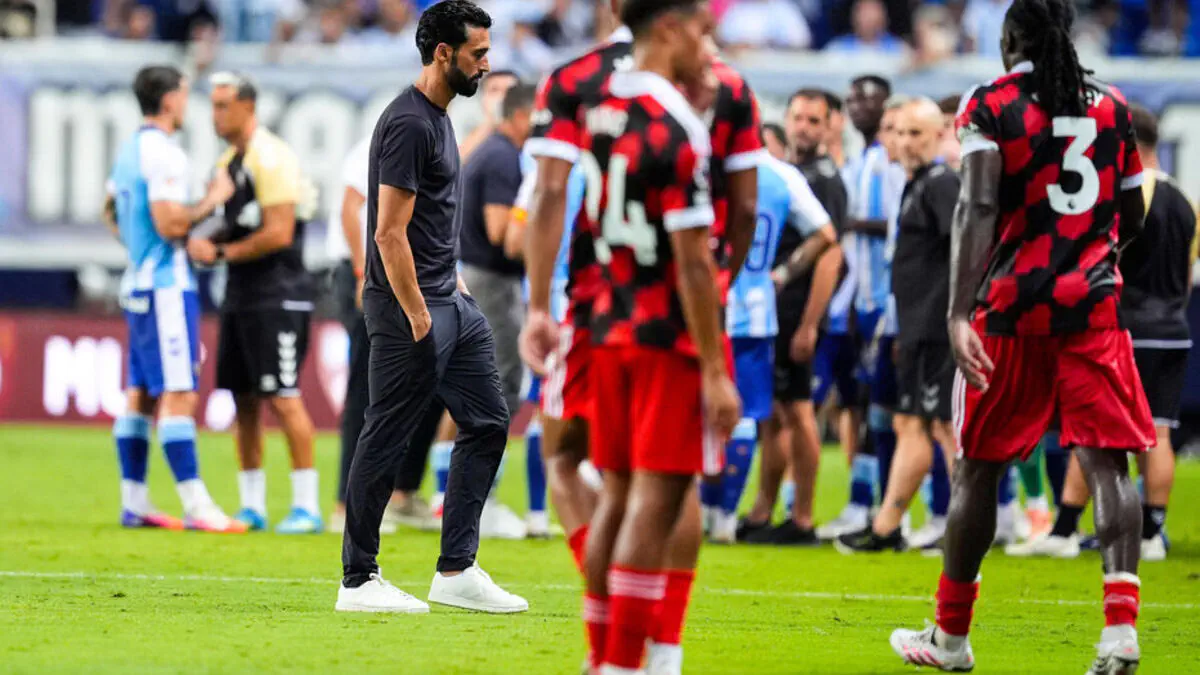 Fulham : Alvaro Arbeloa expulsé par l'arbitre, les joueurs quittent aussi le terrain !