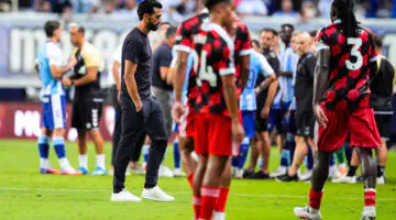 Fulham: Alvaro Arbeloa sent off by the referee, players also leave the pitch!
