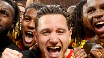Lens surprend le Paris Saint-Germain et remporte le Trophée des Champions