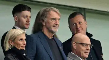 ملاك مانشستر يونايتد يواجهون تحالفاً أمريكياً-سعودياً في سباق الاستحواذ على نادٍ سعودي كبير