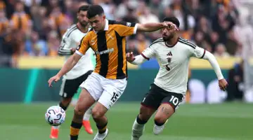 Premier League: Hull City stuns Manchester United at halftime (2-0)