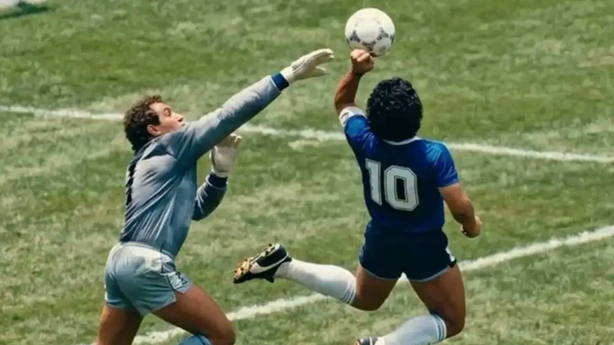 Maradona : le ballon de la « Main de Dieu » vendu à prix d’or
