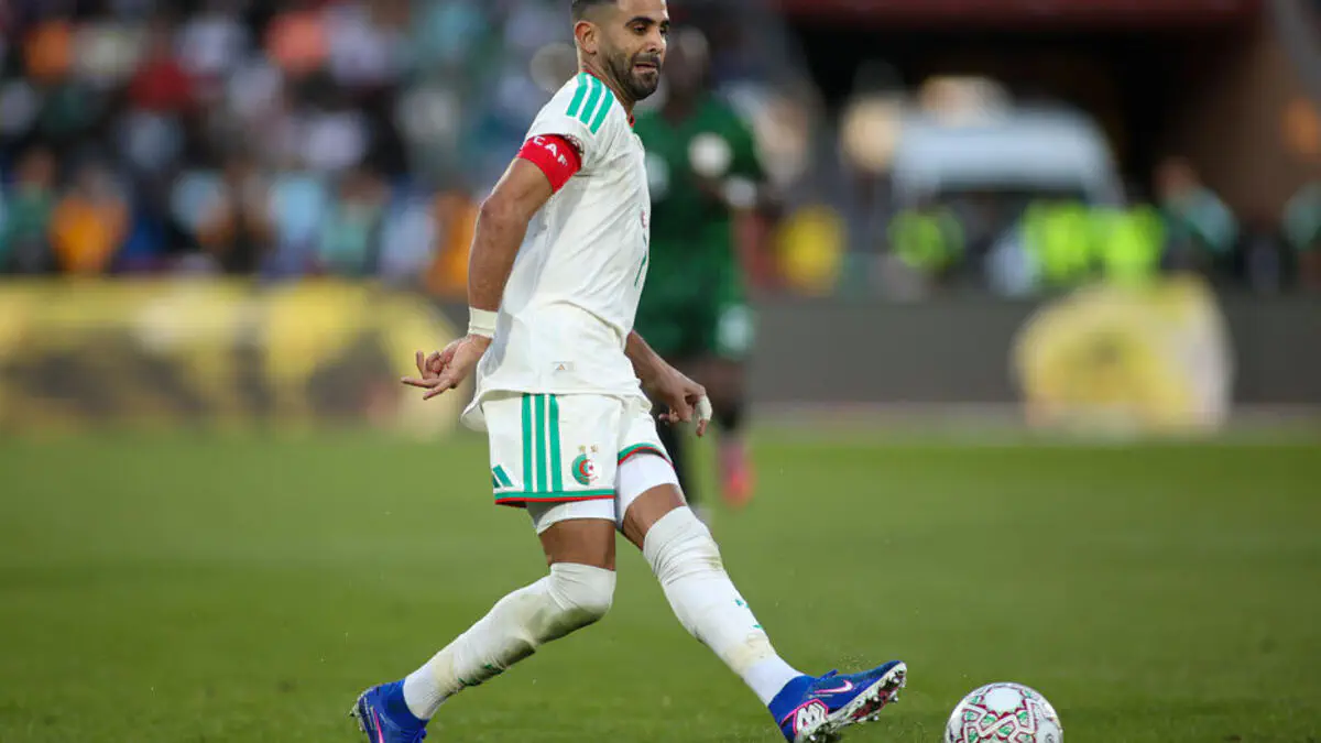 Deux clubs saoudiens négocient avec Riyad Mahrez