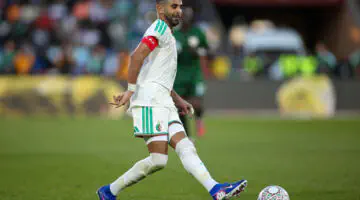 Deux clubs saoudiens négocient avec Riyad Mahrez