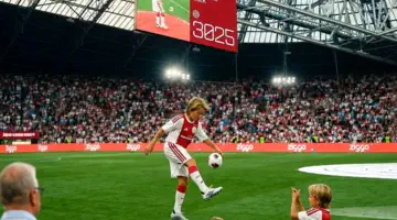Ajax : le jeune U11 Syb Zeldenthuis réalise 3 085 jongles consécutifs avant le coup d’envoi Ajax-Sion