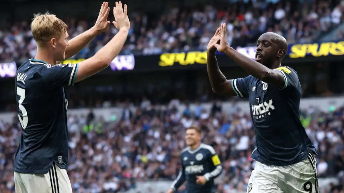 Premier League : Yoane Wissa ouvre son compteur avec une bicyclette sublime à Tottenham