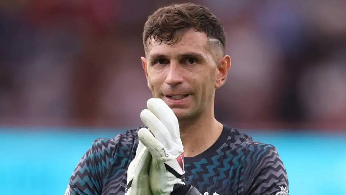 (Vidéo) Emiliano Martinez partage un moment chaleureux avec un fan argentin à l'extérieur de Stamford Bridge