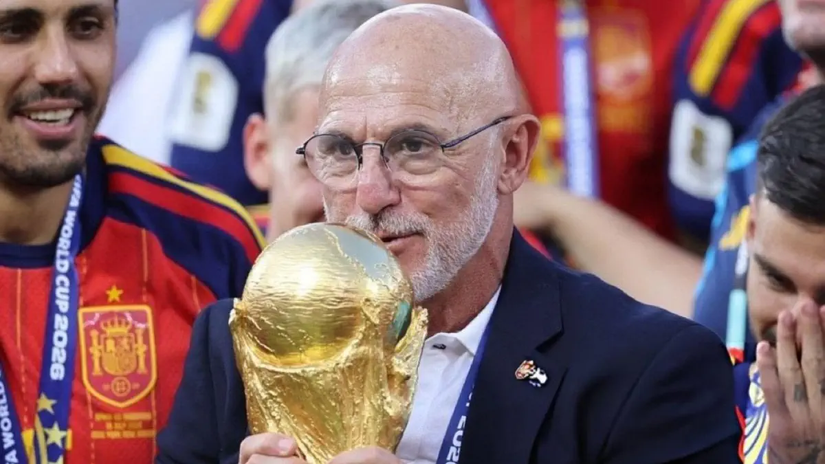 لويس دي لا فوينتي يمدد عقده مع منتخب إسبانيا حتى 2032