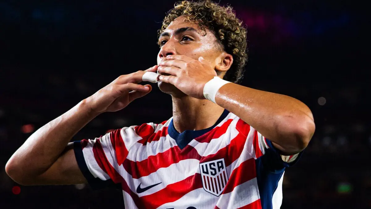 Julian Hall égale un record de Pelé avec les États-Unis