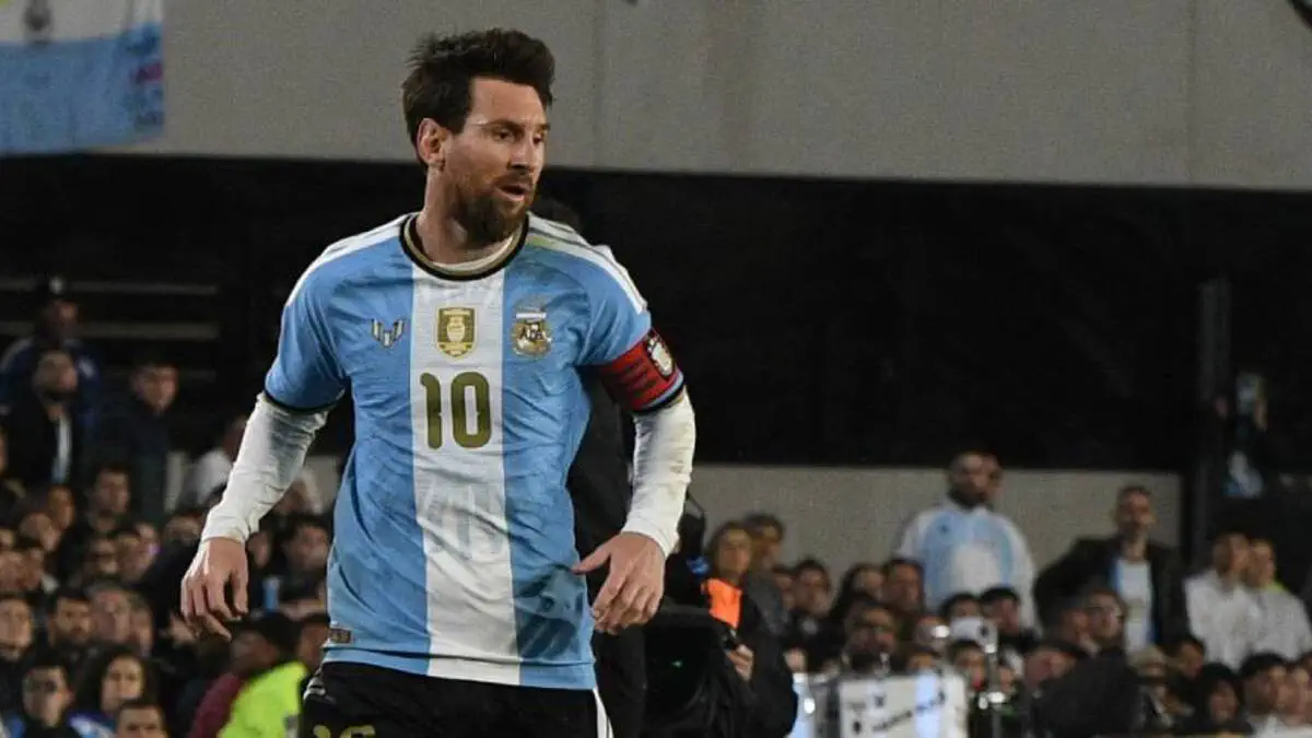 (Vidéo) Le cadeau d’adieu ultime : l’arbitre surprend Messi alors que l’icône argentine tire sa révérence
