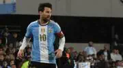 (Vidéo) Le cadeau d’adieu ultime : l’arbitre surprend Messi alors que l’icône argentine tire sa révérence