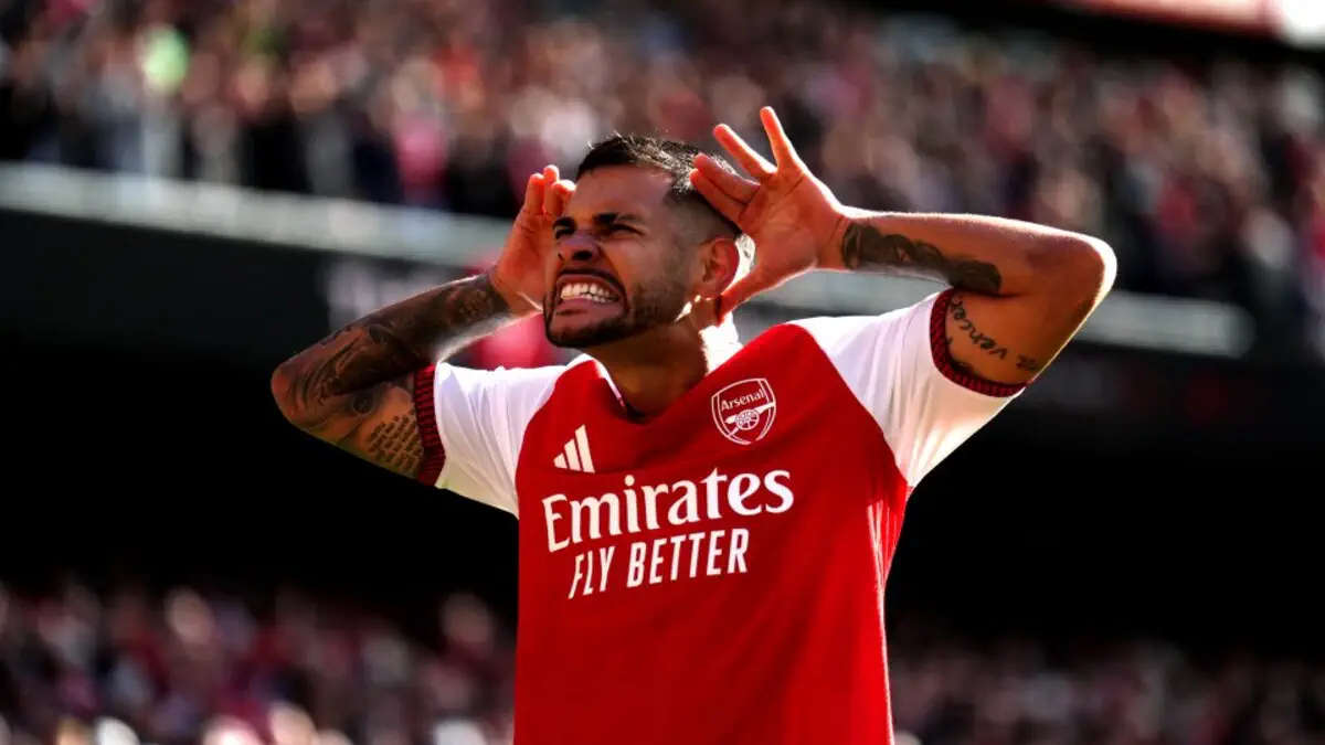 Arsenal edge past Leeds 2-1 to draw level with Manchester City