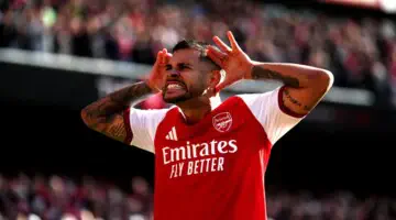 Arsenal s’en sort face à Leeds 2-1 et rejoint Manchester City