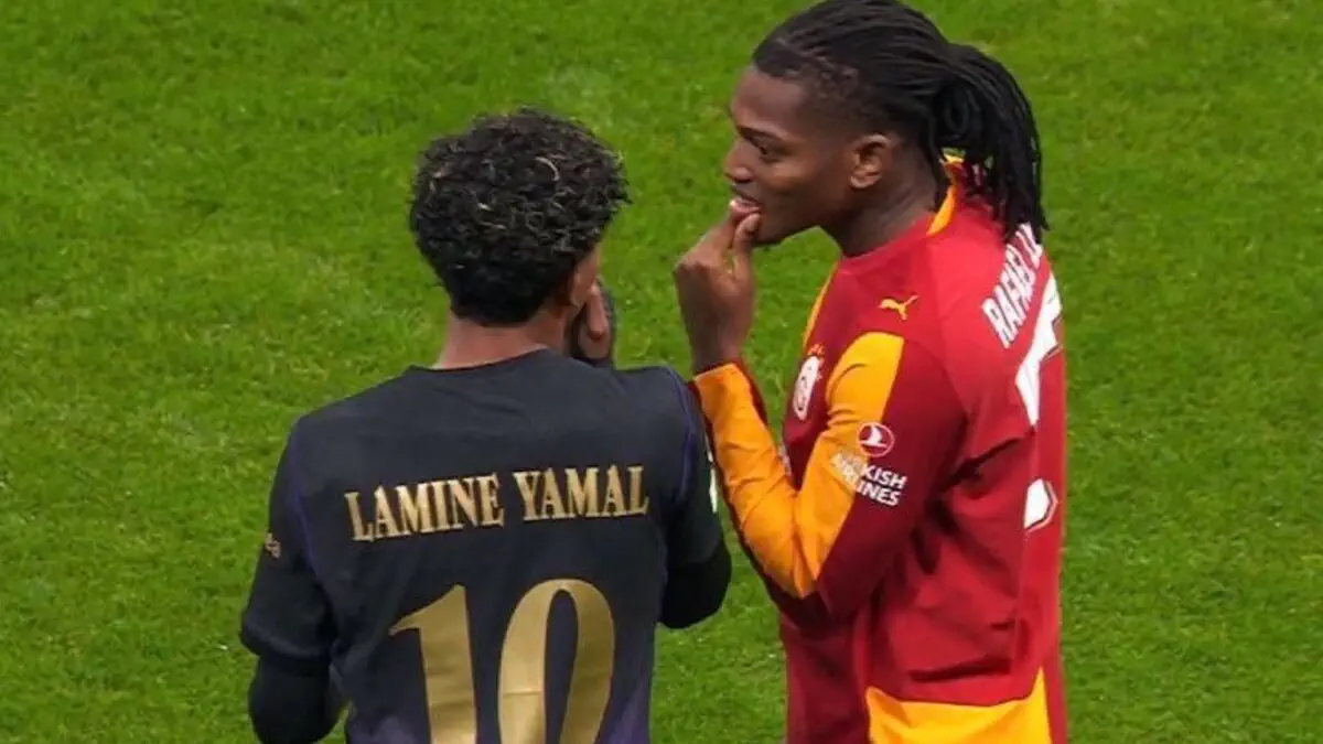 Ballon d’Or 2026: Rafael Leão hands the trophy to Lamine Yamal