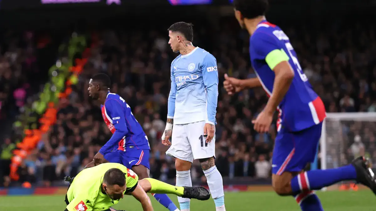 Manchester City - PSG : Enzo Fernandez envoie l’arbitre au sol ! (Vidéo)