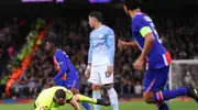 Manchester City - PSG: Enzo Fernandez sends the referee tumbling! (Video)