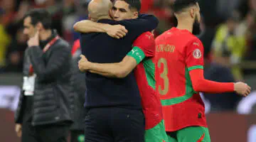 باريس سان جيرمان - برشلونة: وليد الركراكي يمازح أشرف حكيمي