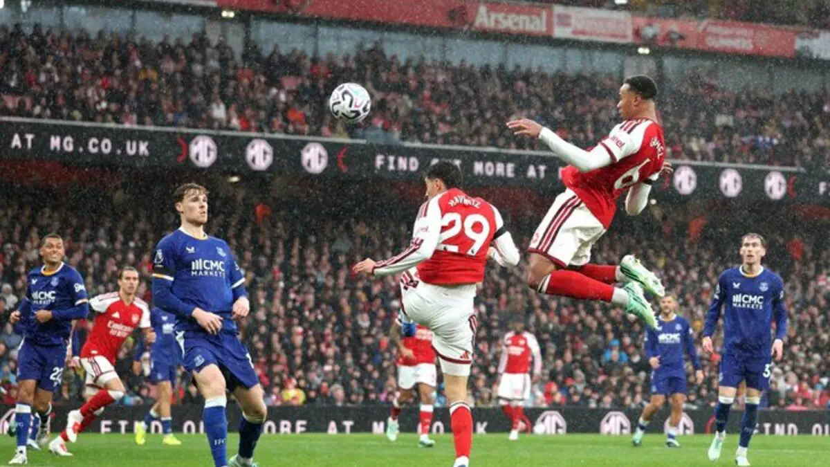 Arsenal s’impose face à Everton et rejoint Manchester City