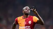 غال以atasaray-فنربخشة: فيكتور أوسيمين يلتحق بويزلي شنايدر في تاريخ الديربي