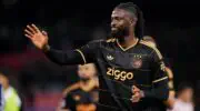 Mercato : l’Ajax Amsterdam négocie avec les Wolves pour un transfert définitif de Tolu Arokodare